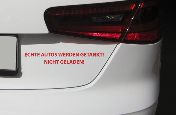 Aufkleber Echte Autos werden getankt nicht geladen